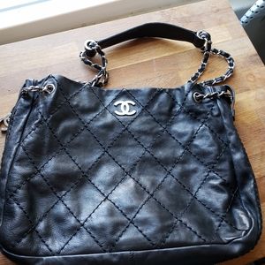 Chanel leather expandable shoulder bag